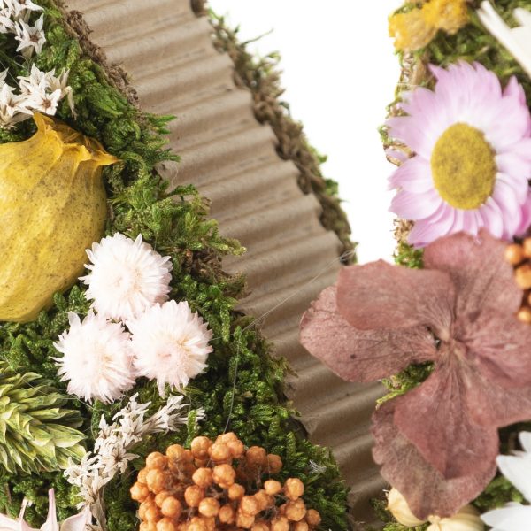 Inicial con flores y musgo preservado