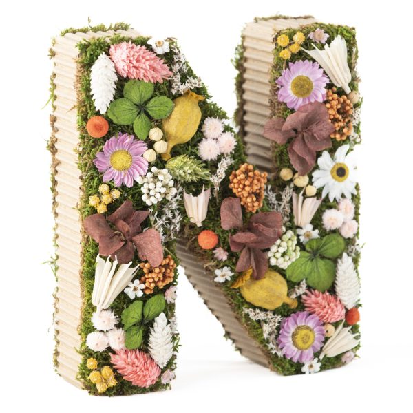 Inicial con flores y musgo preservado
