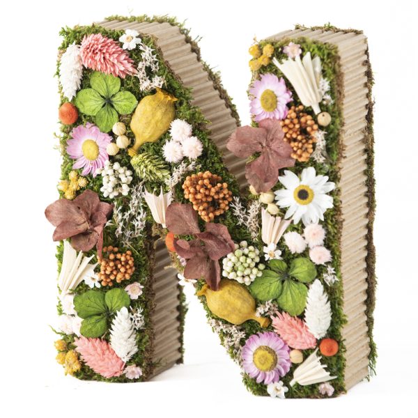 Inicial con flores y musgo preservado