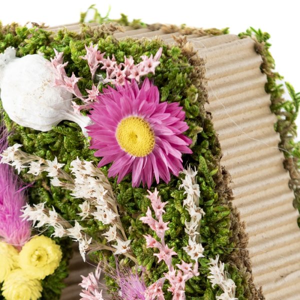 Inicial con flores y musgo preservado