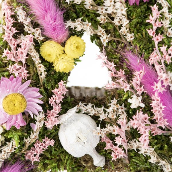 Inicial con flores y musgo preservado