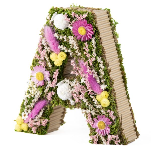 Inicial con flores y musgo preservado
