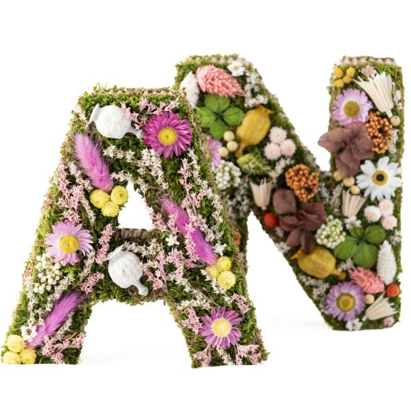 Inicial con flores y musgo preservado