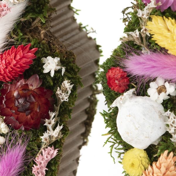 Virgen del Pilar con flores y musgo preservado