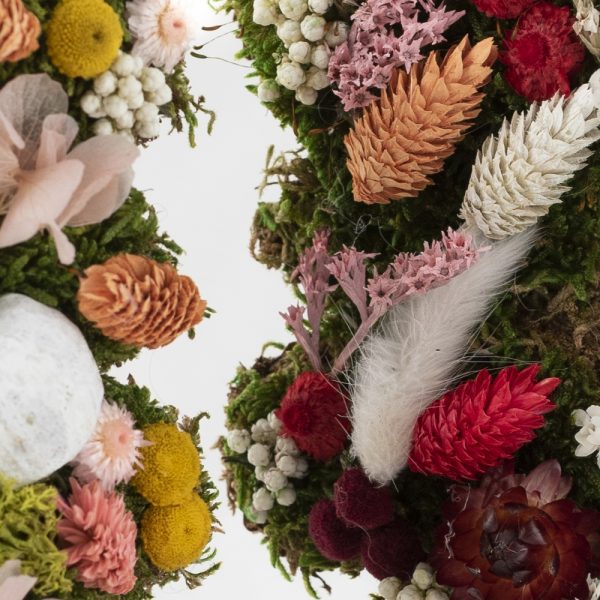 Virgen del Pilar con flores y musgo preservado