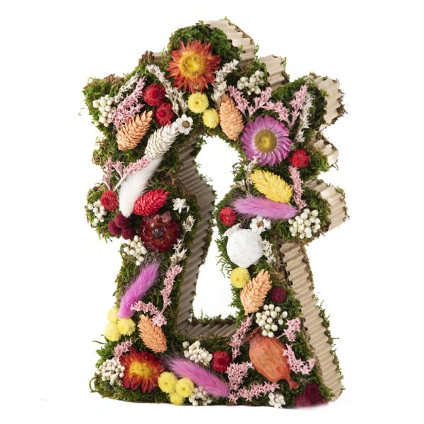 Virgen del Pilar con flores y musgo preservado