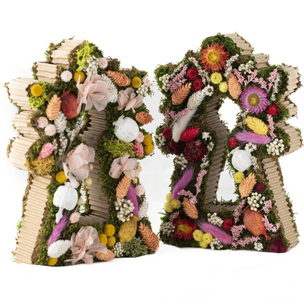 Virgen del Pilar con flores y musgo preservado