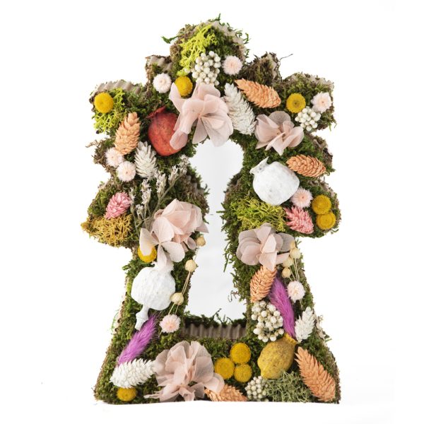 Virgen del Pilar con flores y musgo preservado