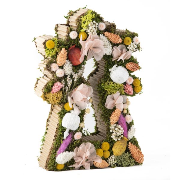 Virgen del Pilar con flores y musgo preservado