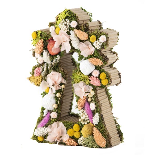 Virgen del Pilar con flores y musgo preservado