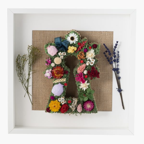 Virgen del Pilar con flores y musgo preservado