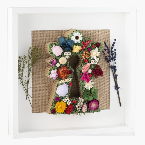 Virgen del Pilar con flores y musgo preservado