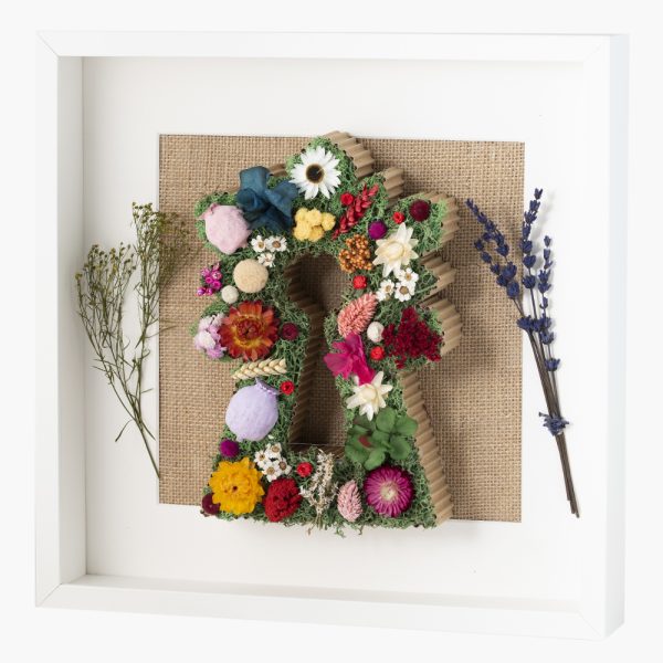Virgen del Pilar con flores y musgo preservado