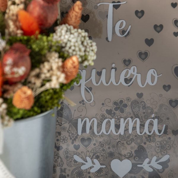 Cubilete de metal con flores preservadas