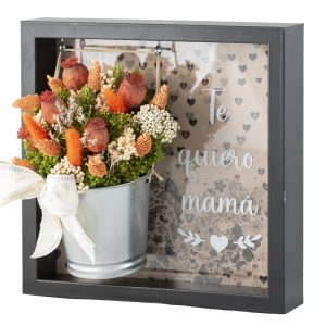 Cubilete de metal con flores preservadas