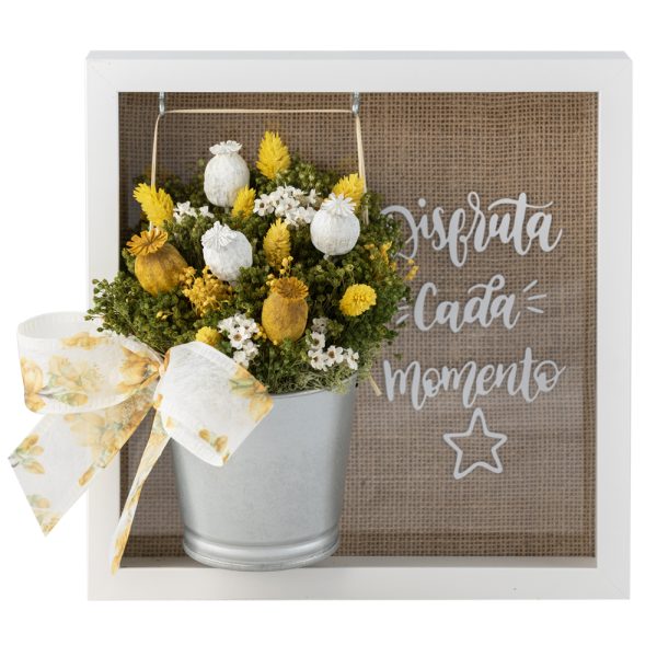 Cubilete de metal con flores preservadas