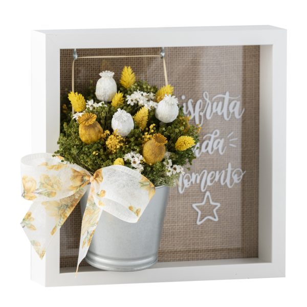 Cubilete de metal con flores preservadas