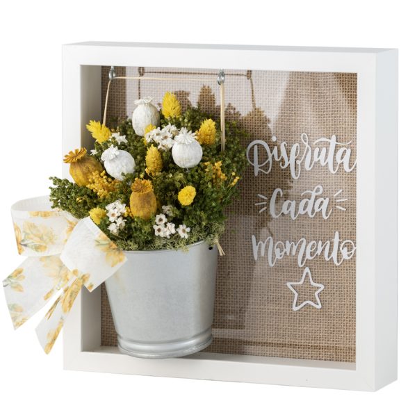 Cubilete de metal con flores preservadas