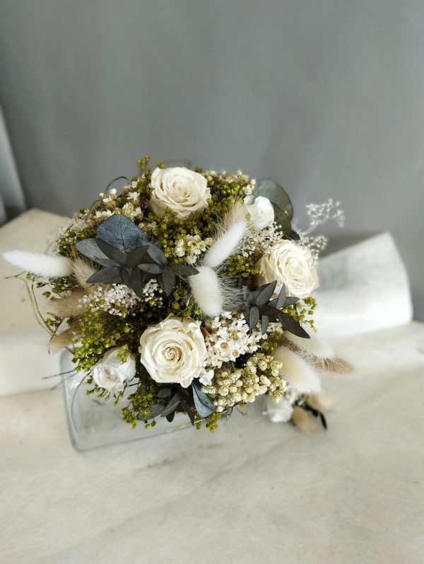 Ramo de novia con rosas y hortensias preservadas