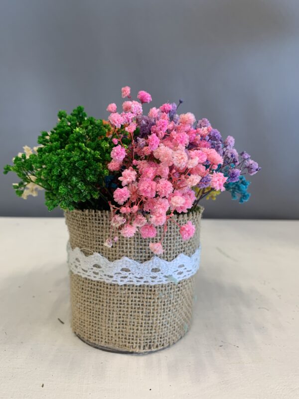 Árbol en miniatura con flores preservadas