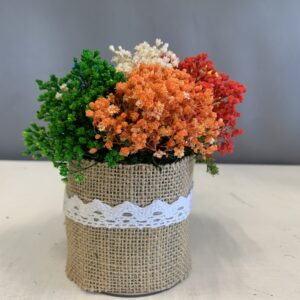 Árbol en miniatura con flores preservadas