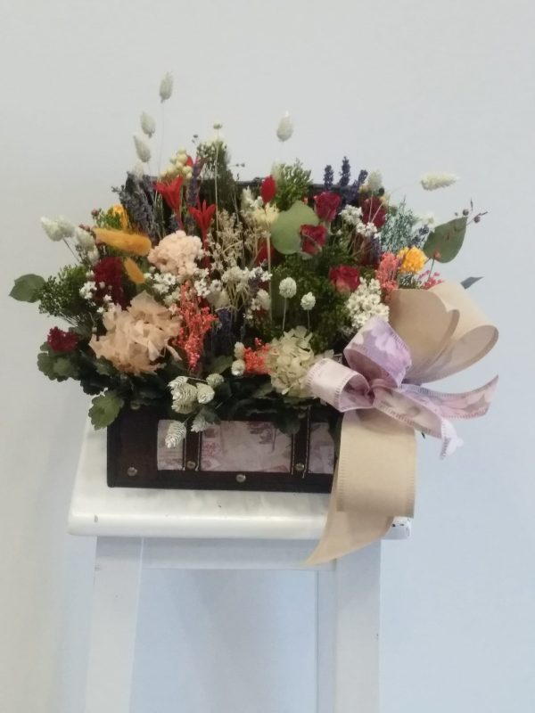Centro de flores preservado para cumpleaños