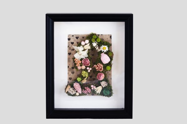 Virgen del Pilar con flores y musgo preservado