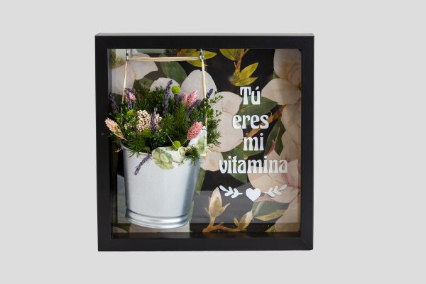 Cubilete de metal con flores preservadas
