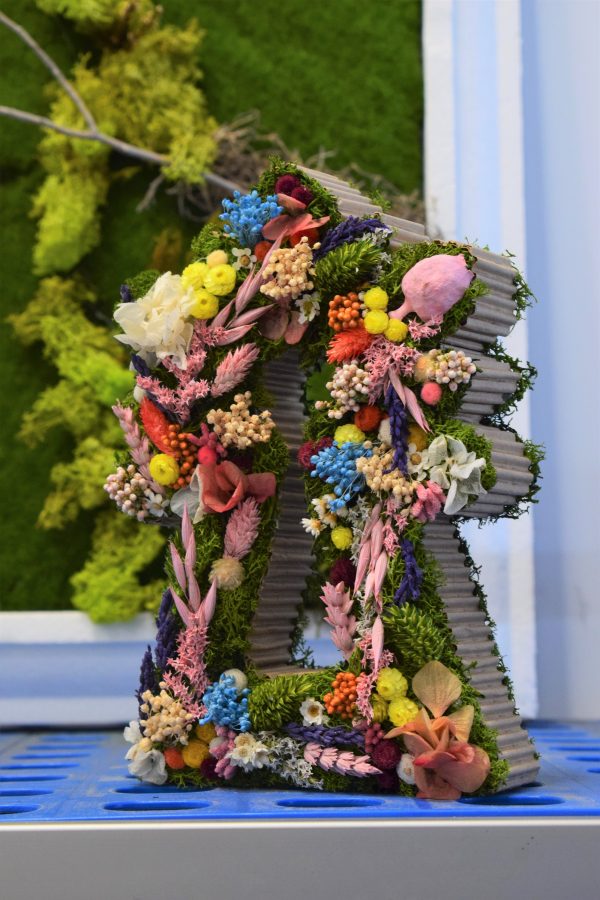 Virgen del Pilar con flores y musgo preservado