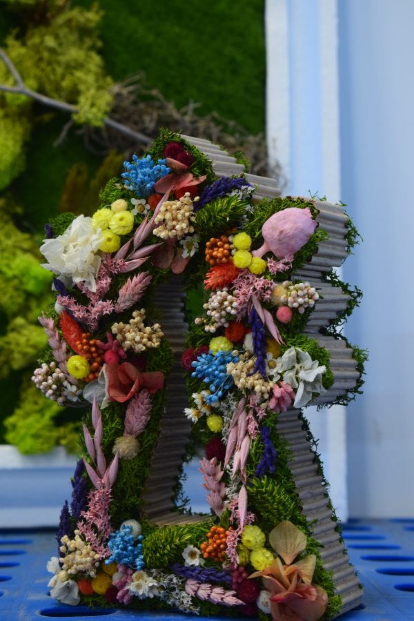 Virgen del Pilar con flores y musgo preservado