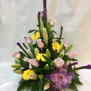 Centro de flores naturales con crisantemos y rosas