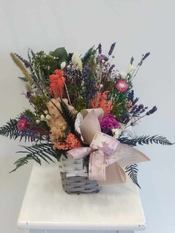 Cesta de flores preservadas primaverales