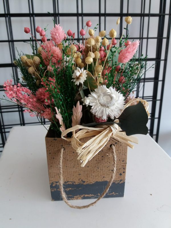 Cesta de flores preservadas primaverales