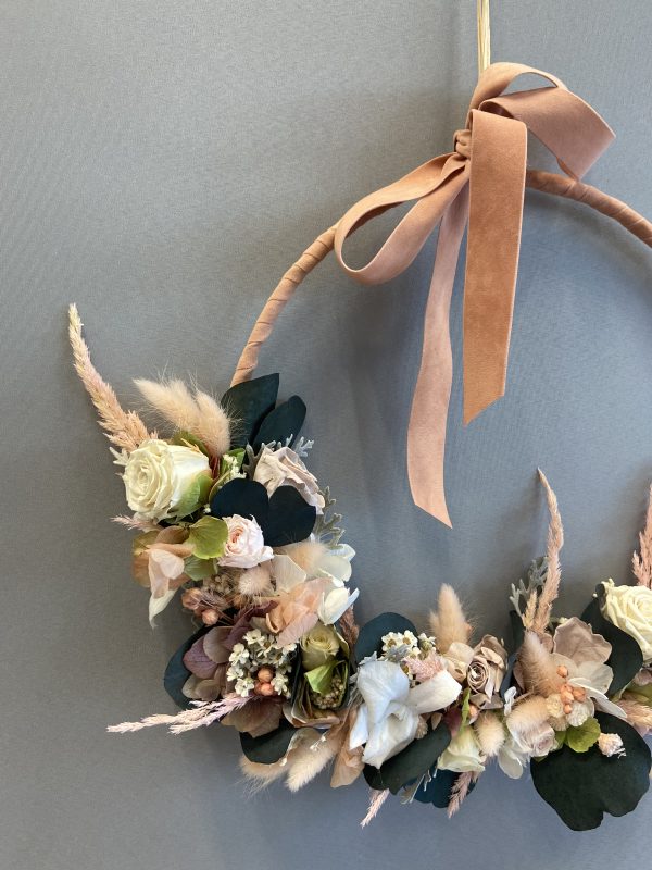 Ramo de rosas anaranjadas preservadas para novia