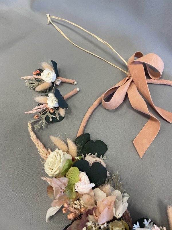 Ramo de rosas anaranjadas preservadas para novia