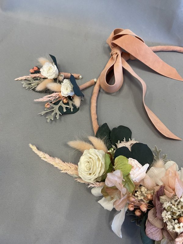 Ramo de rosas anaranjadas preservadas para novia