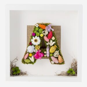 Cuadro con letra y flores preservadas