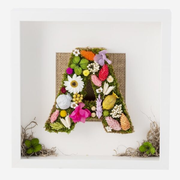 Cuadro con letra y flores preservadas