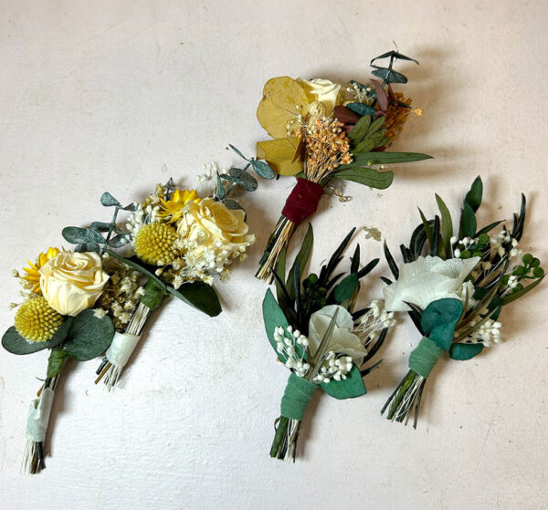 Prendido para novio de flores preservadas