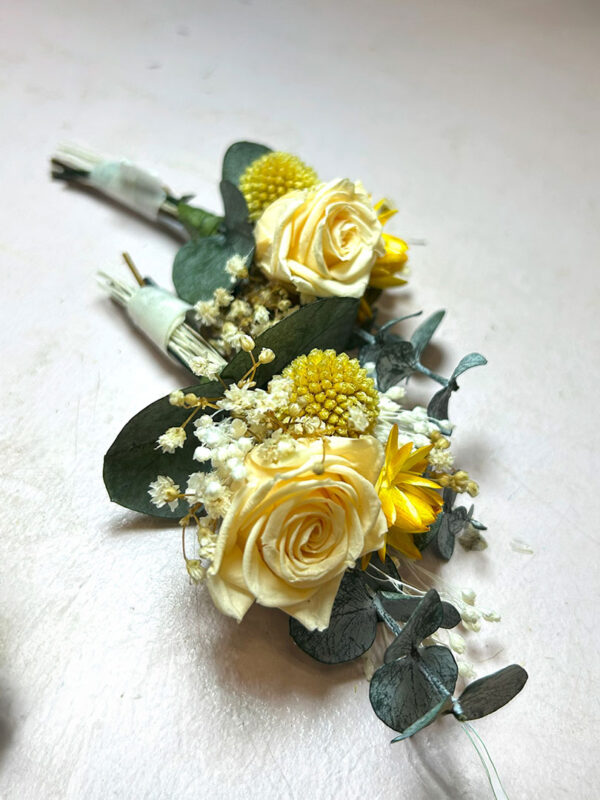 Prendido para novio de flores preservadas