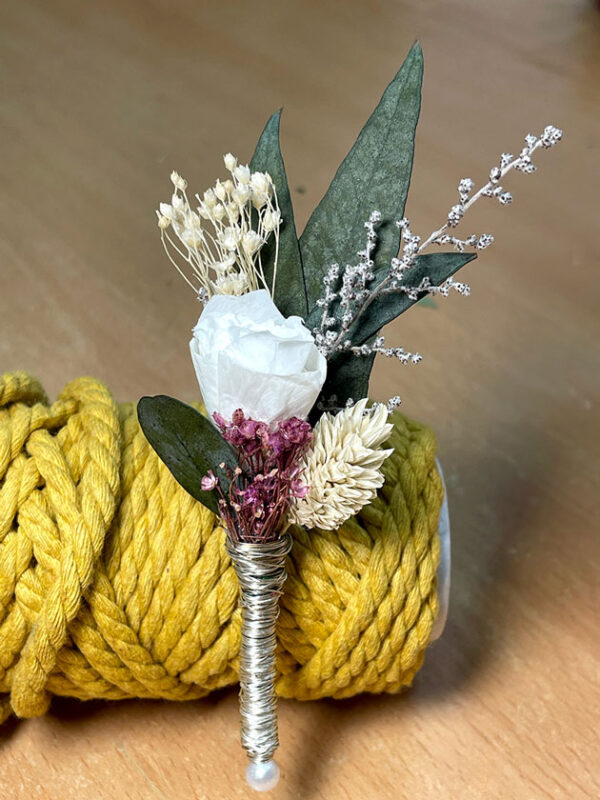 Prendido para novio de flores preservadas