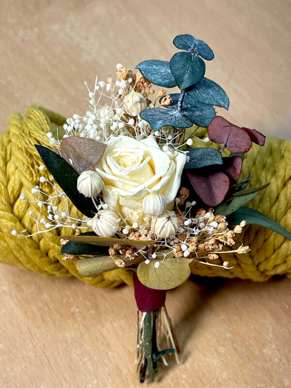Prendido para novio de flores preservadas