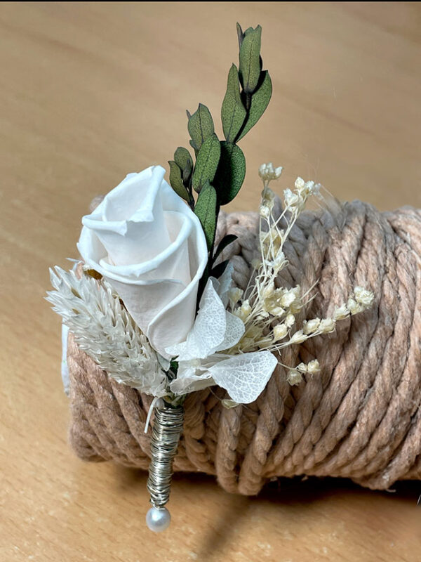 Prendido para novio de flores preservadas