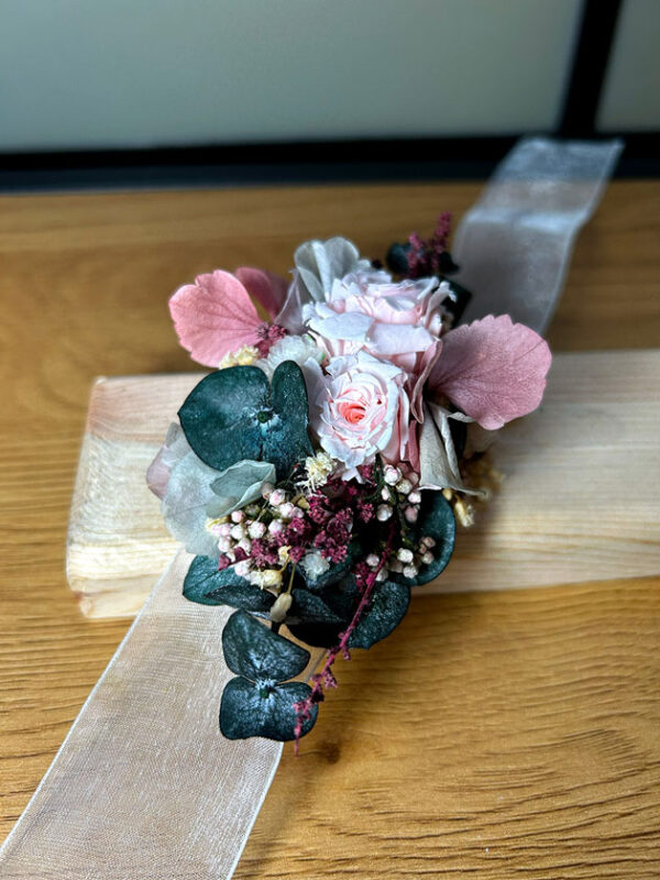 Pulsera de rosas preservadas