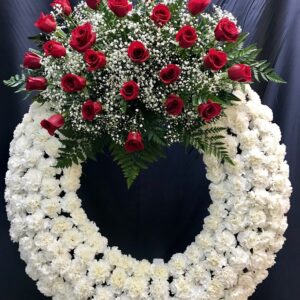 Corona funeraria de rosas y clavel rojo
