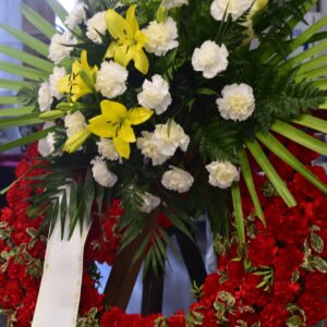 Corona funeraria de claveles rojos y blancos
