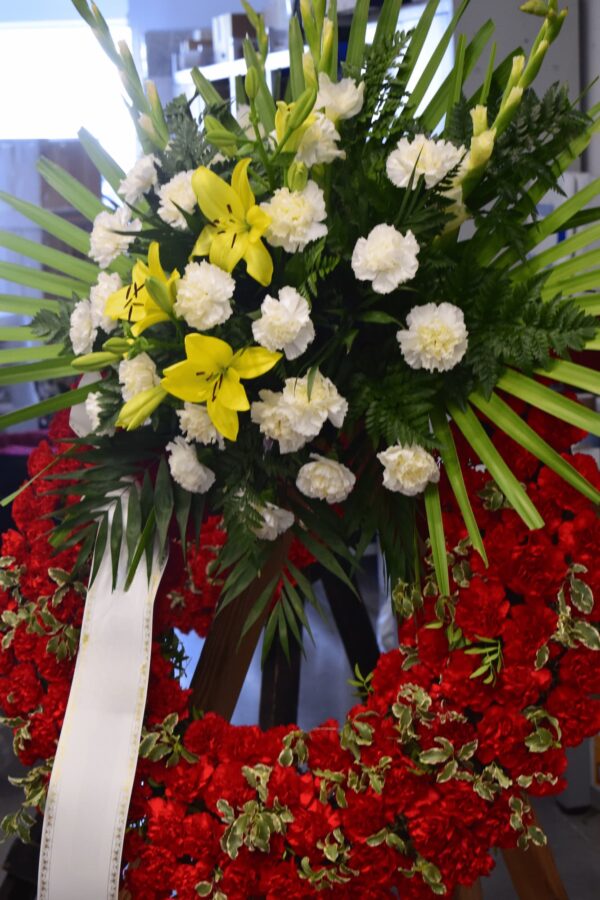 Corona funeraria de claveles rojos y blancos