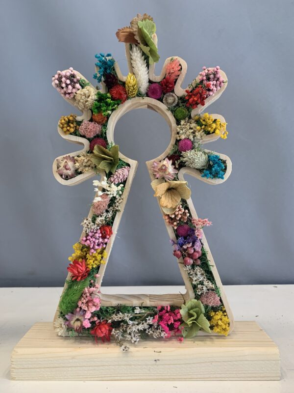 Virgen del Pilar con flores y musgo preservado