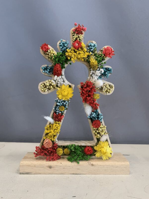 Virgen del Pilar con flores y musgo preservado