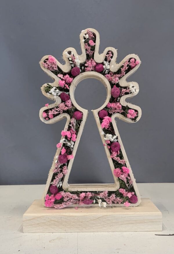 Virgen del Pilar con flores y musgo preservado
